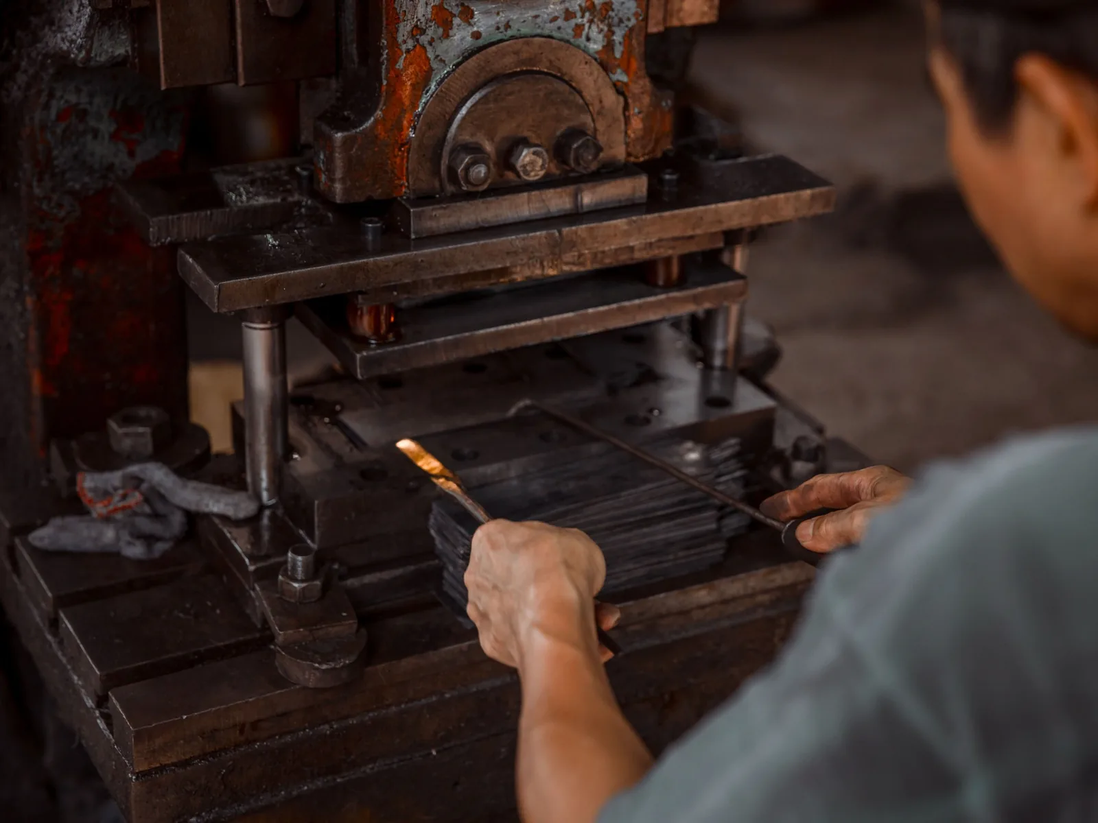 Atelier de fabrication de plaques d’immatriculation