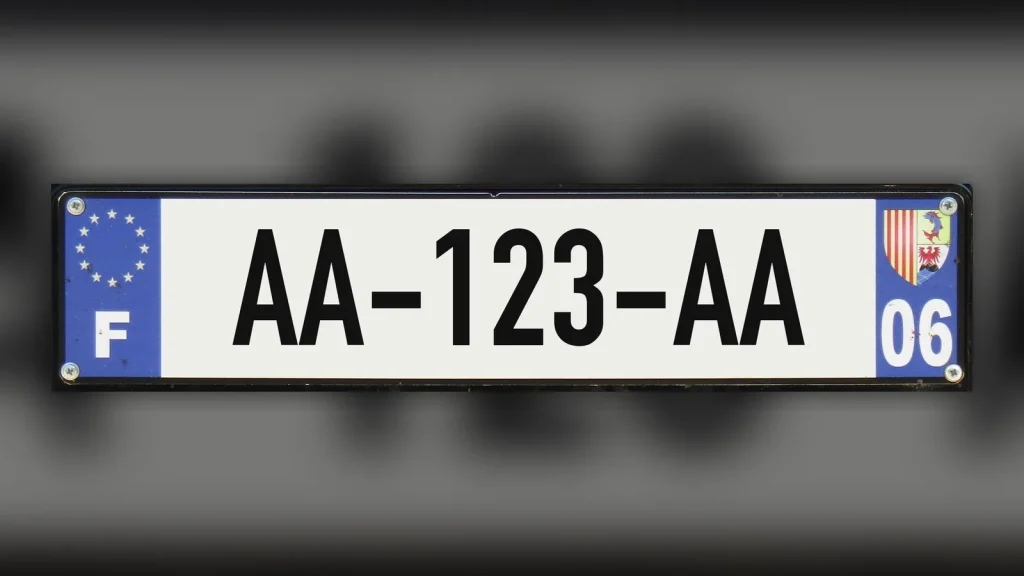 Différences entre plaques d&rsquo;immatriculation standard et personnalisées