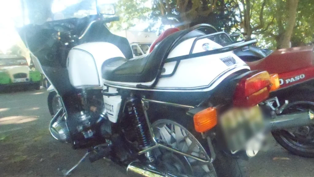 Plaques d'immatriculation personnalisées pour motos : règles et enjeux