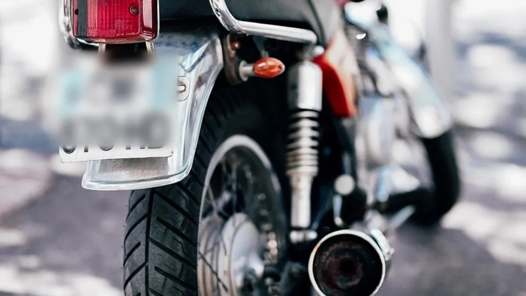 Plaques d&rsquo;immatriculation personnalisées pour motos : règles et enjeux