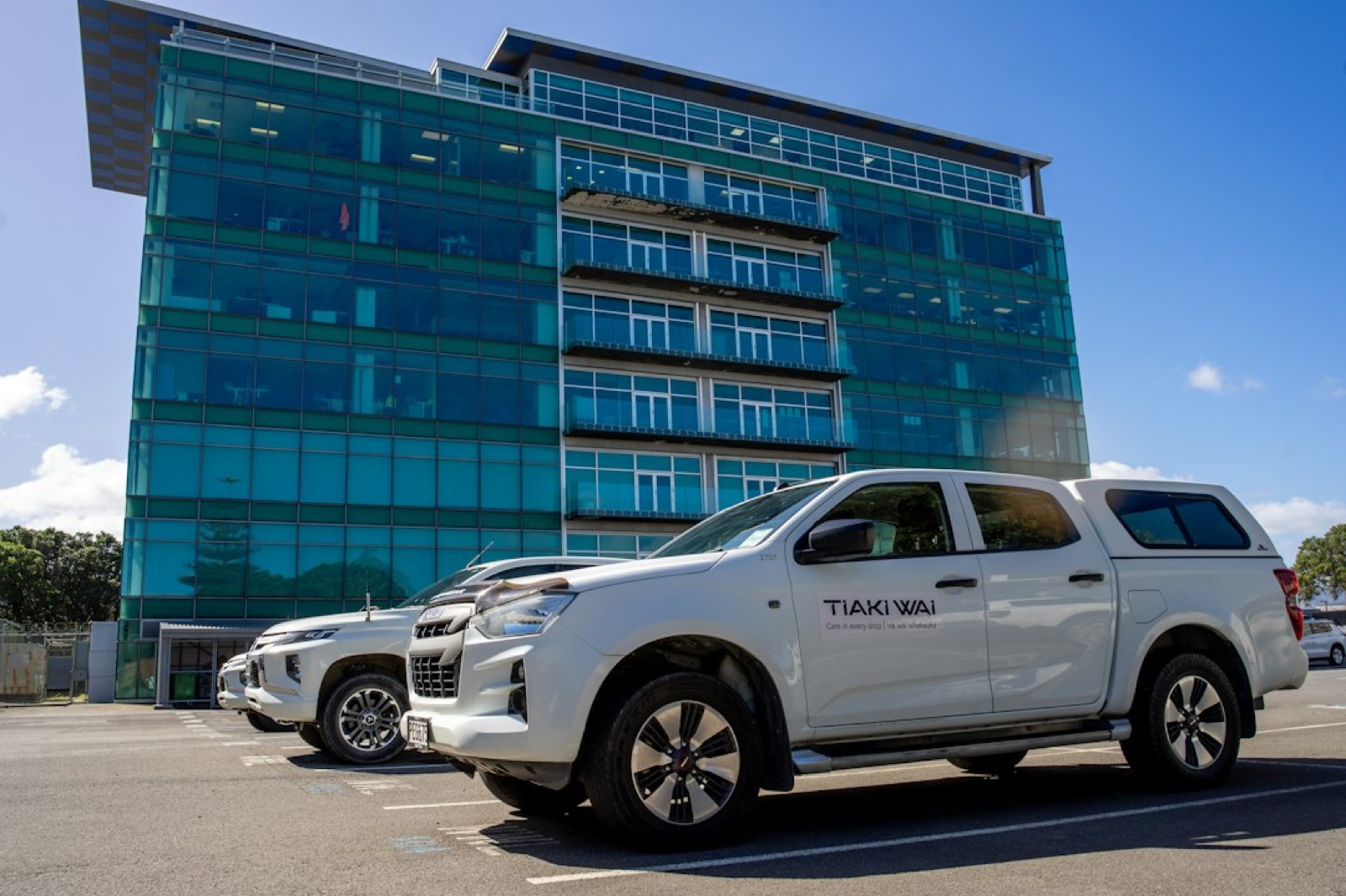 Véhicules d'entreprise garés sur un parking de flotte